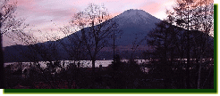 夕焼けの富士と湖